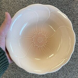 Mikasa Spring Amaryllis set of 4 bowls 7 3/4”Peach Colored discontinued